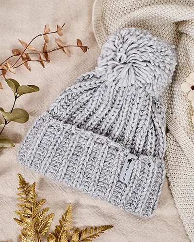Royalfashion Women's knitted hat with pompom