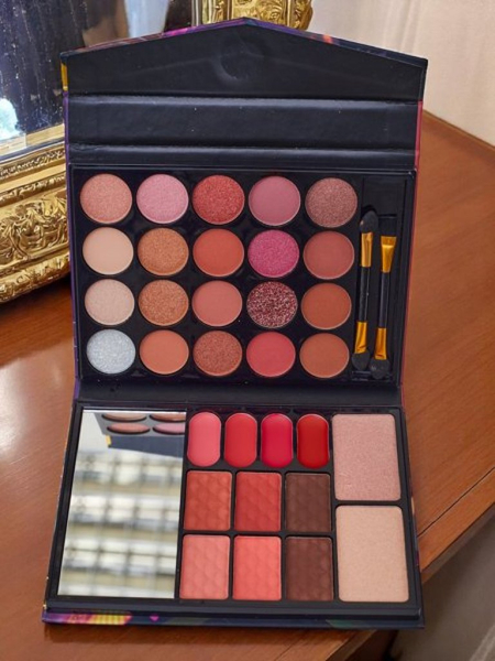 ANYLADY Compact makeup palette – eyeshadows, contour, lips 33 shades