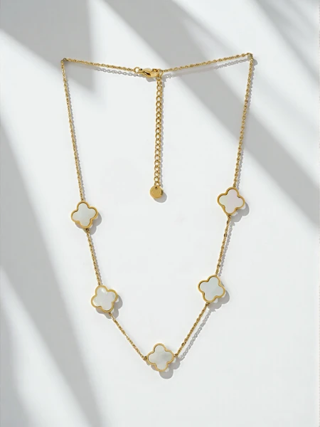Aurelia Fiore Necklace - gold with floral motif in a classic style