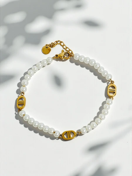 Aurelia Bianca Bracelet in white pearl shade, gold-plated