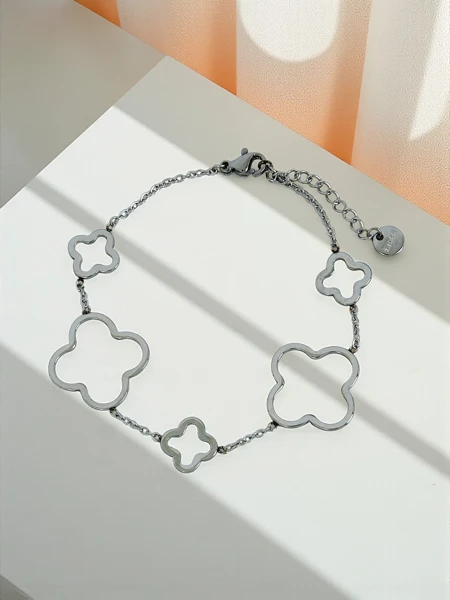 Lira Flower Bracelet with a clover motif