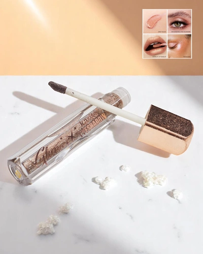 Shimmering liquid eyeshadow in the color Saturn