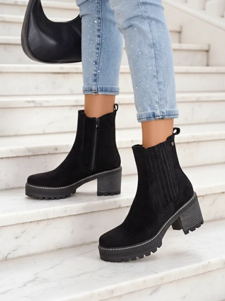 Royalfashion Eco-suede women's boots on a post by Segiag