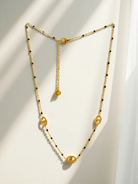 Kolorato Aurelia – gold necklace with black beads in a classic style