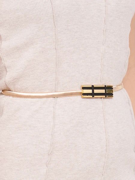 Aurelia Belt – Golden women's metal belt with a geometric Latina buckle