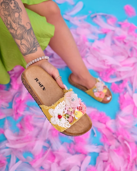 Women's slippers with fabric flowers in Ososi yellow - Footwear
