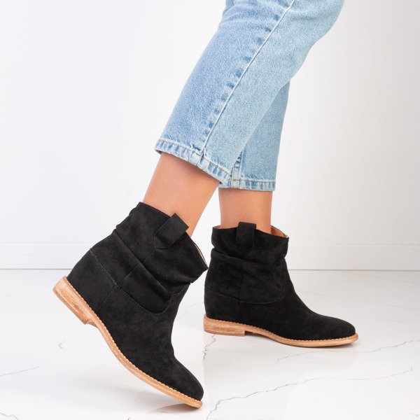 Black boots a'la cowgirls on a covered anchor Daressco - Footwear