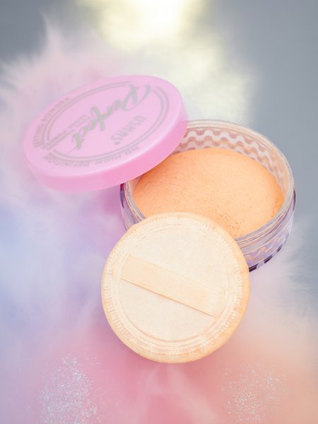 Loose face powder with a natural finish effect