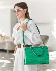 Grass green || dark green