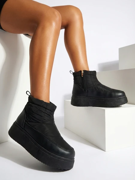 Royalfashion Women's slip-on snow boots in black Armeda